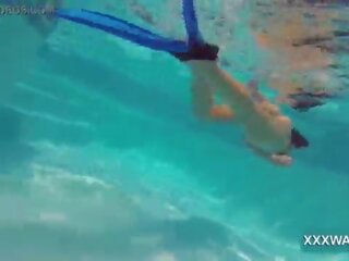 Exceptional امرأة سمراء harlot حلوى swims تحت الماء
