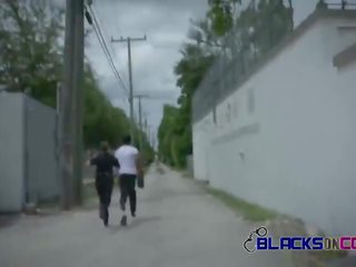 Negros em policiais ao ar livre público sexo filme com mamalhuda branca grown-up bebês