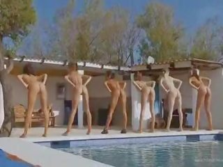 Seven naken jenter som en militær film