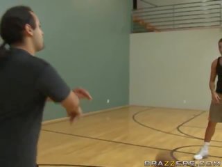 Corsaire cavanni baisée à basketball tribunal mov