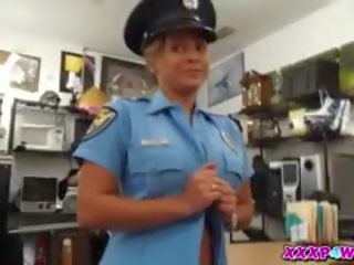 Gadis petugas polisi mencoba untuk menggadaikan dia pistol