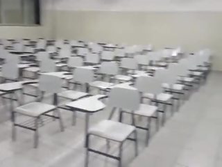 Casal transando na sala de aula da universidade