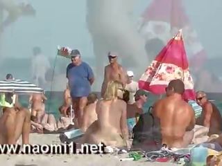 Naomi1 μαλακία ένα νέος buddy επί ένα δημόσιο παραλία