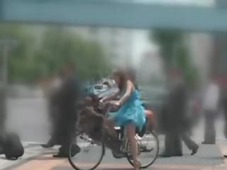 Aziatisch pop rijden de bike spuitende alle haar poesje juices